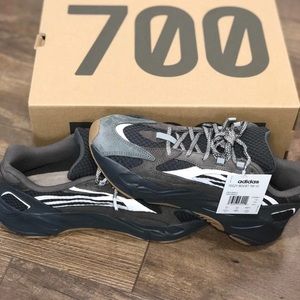 Adidas Yeezy Boost 700